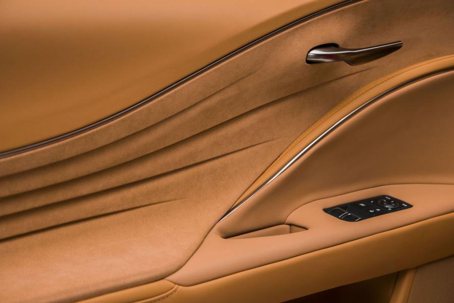 Детали интерьера Lexus LC500 2016 года  (фото 62 из 74)
